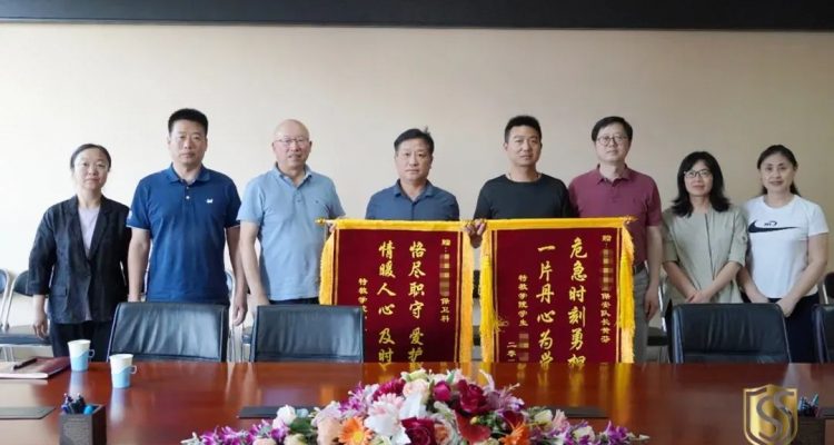 京城頭條丨危急時(shí)刻勇?lián)?dāng)，一片丹心為學(xué)生