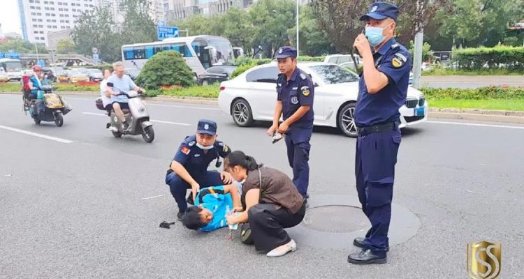 京城頭條丨高溫下的生命守護(hù)！京城安保隊(duì)員緊急救助中暑昏迷外賣員
